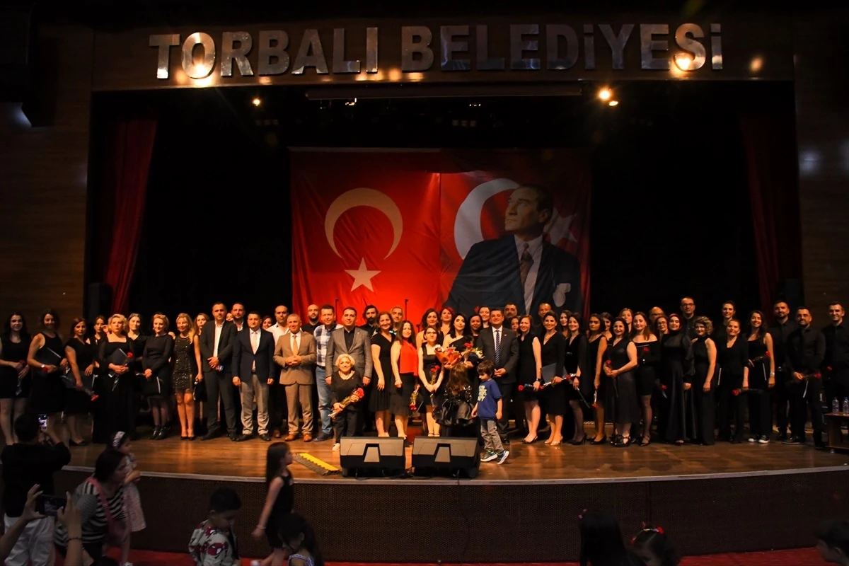 Torbalı Öğretmenler Korosu Türk Polis Teşkilatı\'nın Kuruluş Yıl Dönümü İçin Konser Verdi