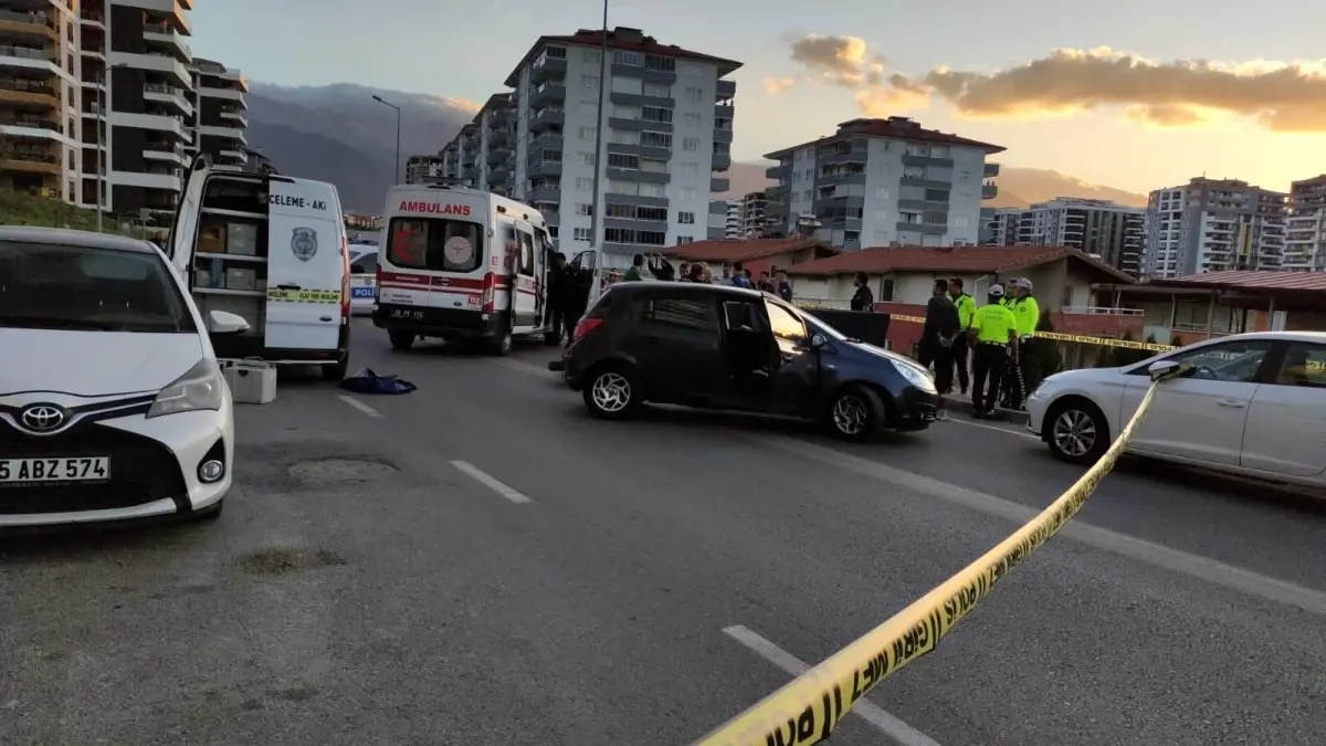 Denizli\'de U dönüşü yapmak isteyen otomobile motosiklet çarptı, genç sürücü hayatını kaybetti