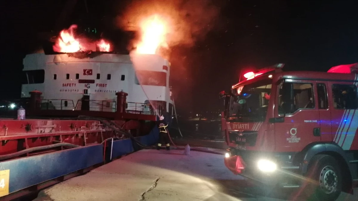 Ünye Limanı\'nda çimento yüklü gemide yangın çıktı, 1 kişi dumandan etkilendi