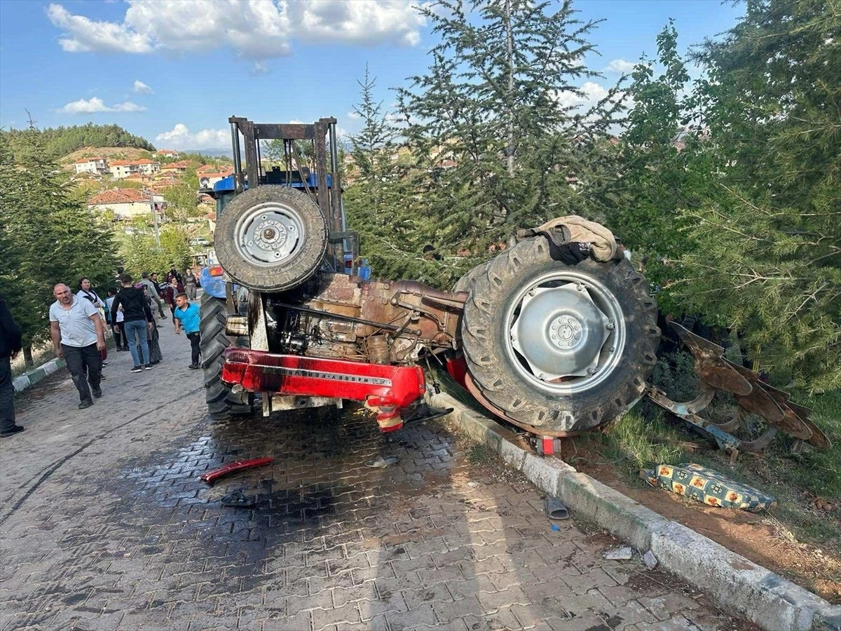 Uşak\'ta traktör devrildi: Sürücü hayatını kaybetti, eşi ağır yaralandı