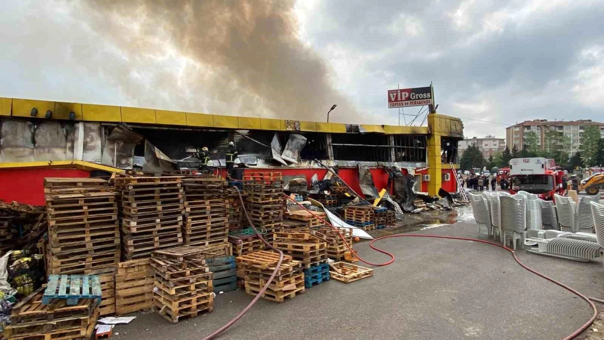 İzmit\'teki Market Yangını 2 Saatte Kontrol Altına Alındı