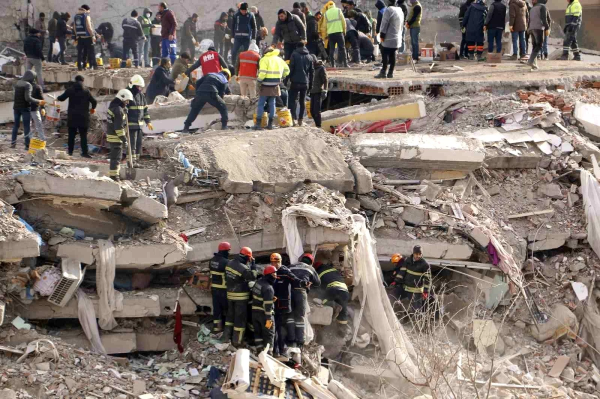 Diyarbakır\'da depremde yıkılan apartmanın sanıkları yargılanıyor
