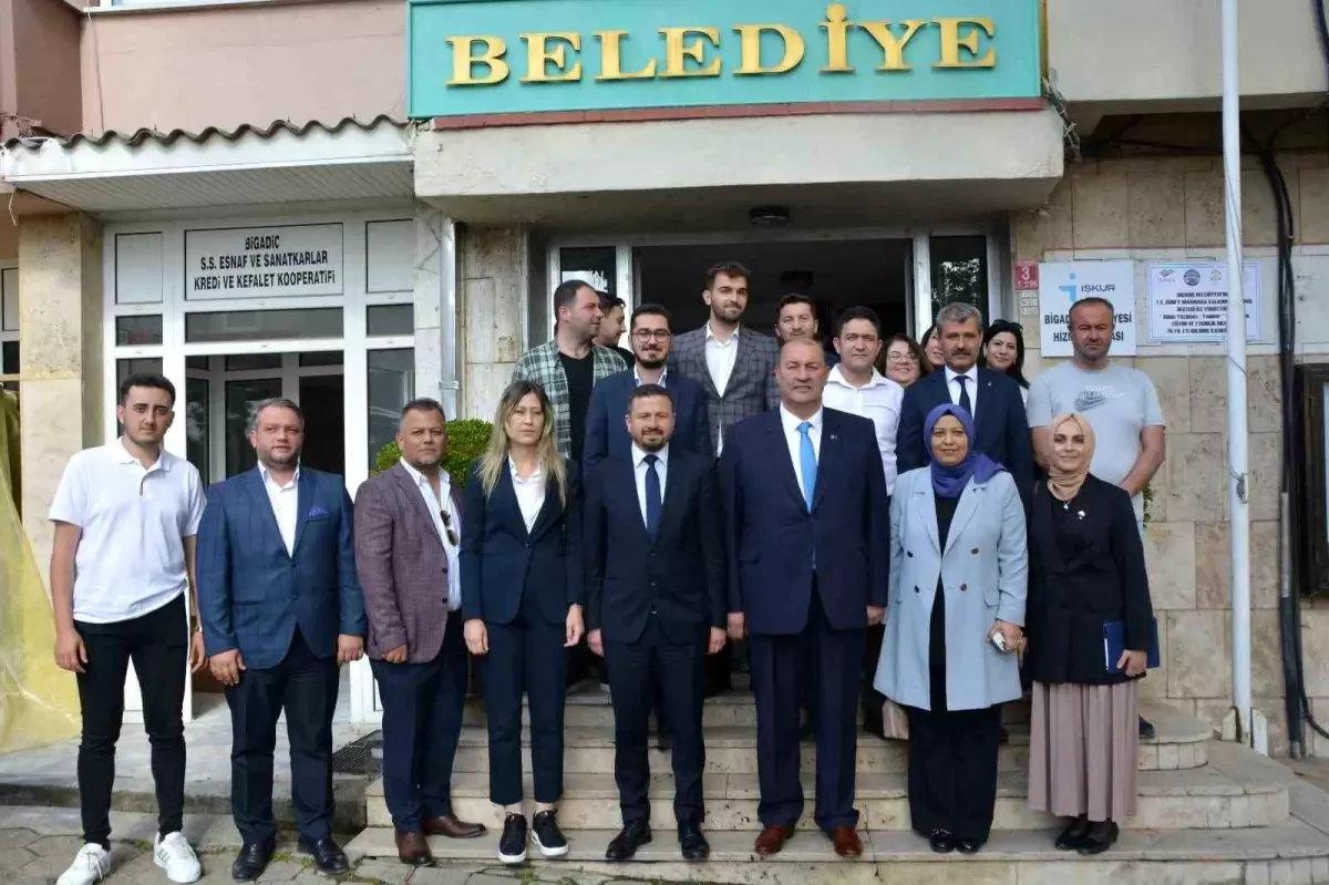 AK Parti Balıkesir İl Başkanı Mehmet Aydemir, Belediye Başkanı Mustafa Göksel\'e hayırlı olsun ziyaretinde bulundu