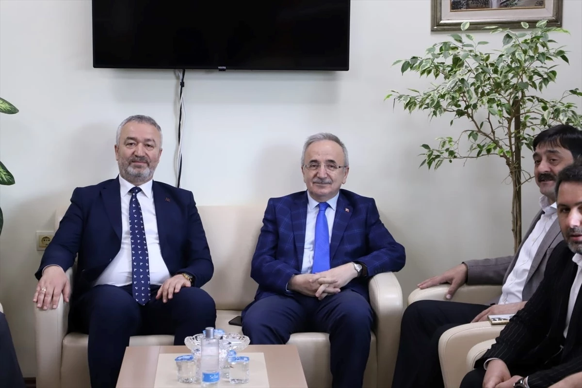 AK Parti Samsun İl Başkanı Mehmet Köse, 19 Mayıs Belediye Başkanı Osman Topaloğlu\'nu ziyaret etti