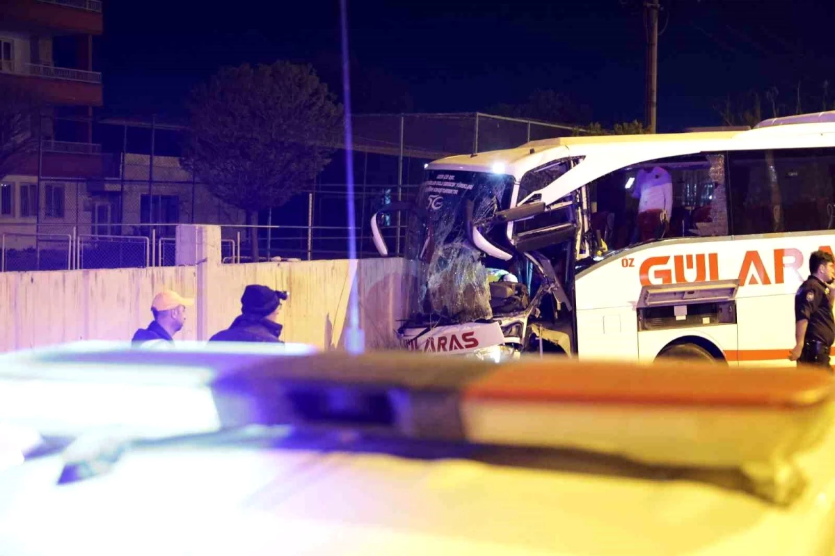Aksaray\'da tıra çarpan otobüs kaza yaptı, 8 kişi yaralandı