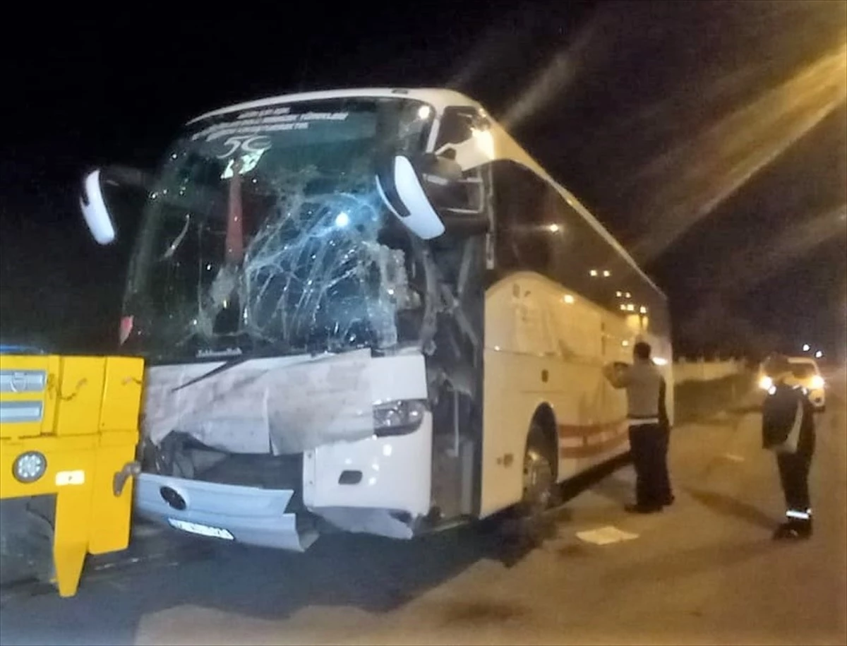 Aksaray\'da Yolcu Otobüsü ile Tırın Çarpıştığı Kazada 3 Kişi Yaralandı