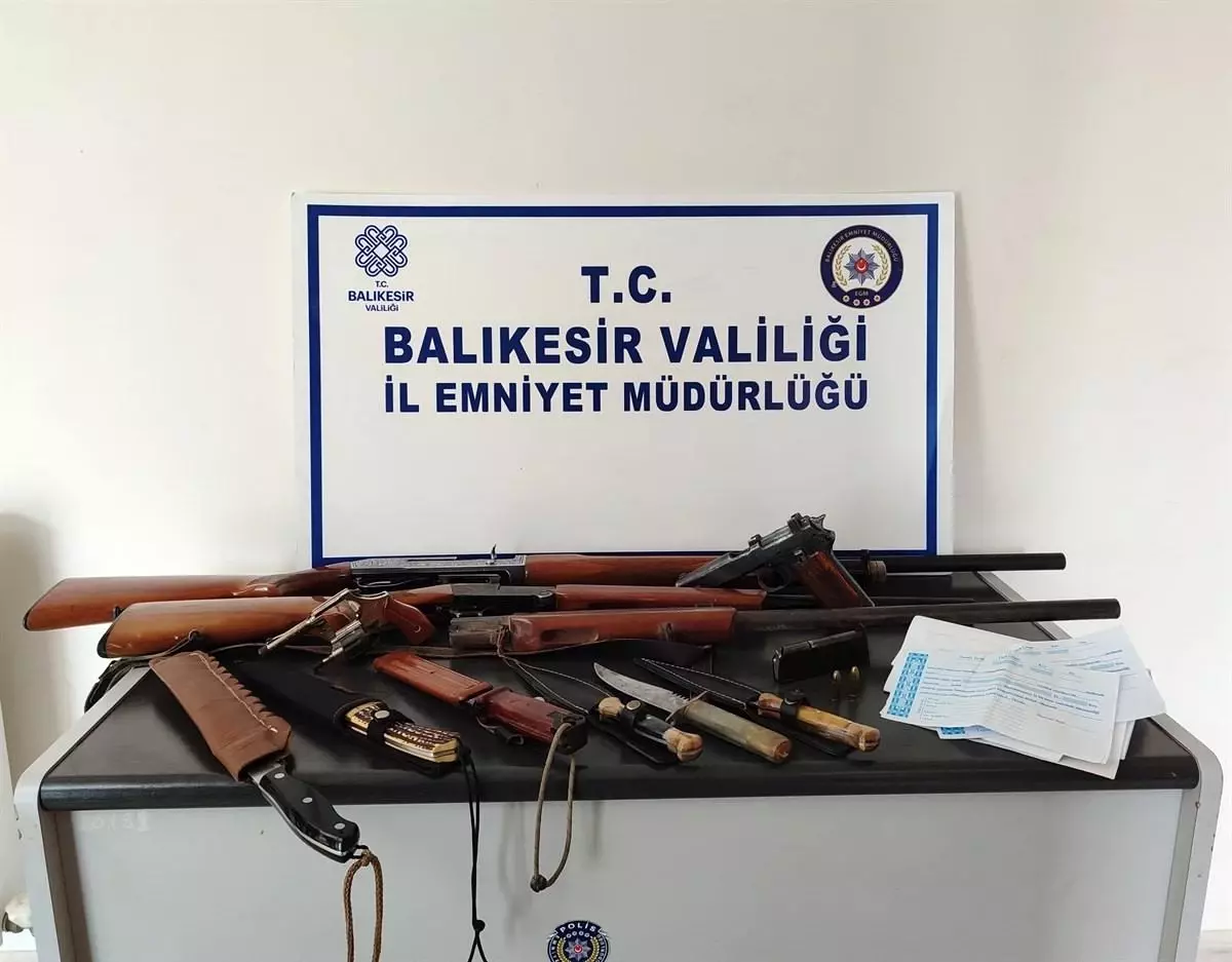 Balıkesir\'de Tefecilik Operasyonu: Evde Silah ve Evraklar Ele Geçirildi