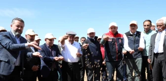 Kocasinan Belediye Başkanı Ahmet Çolakbayrakdar, Hasancı'da çiftçilere nohut tohumu dağıttı