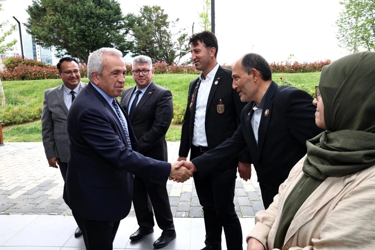 Nilüfer Belediye Başkanı Şadi Özdemir, Şehitler Haftası\'nda şehit yakınlarını ve gazileri ziyaret etti