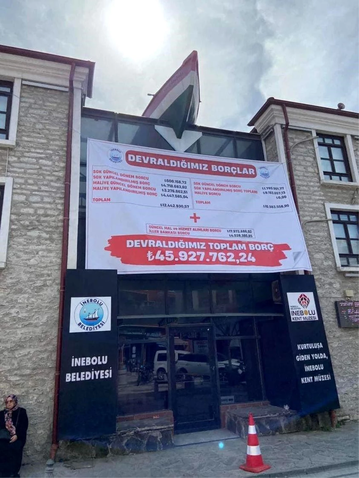 İnebolu Belediyesi, borçları gösteren afişi binaya astı