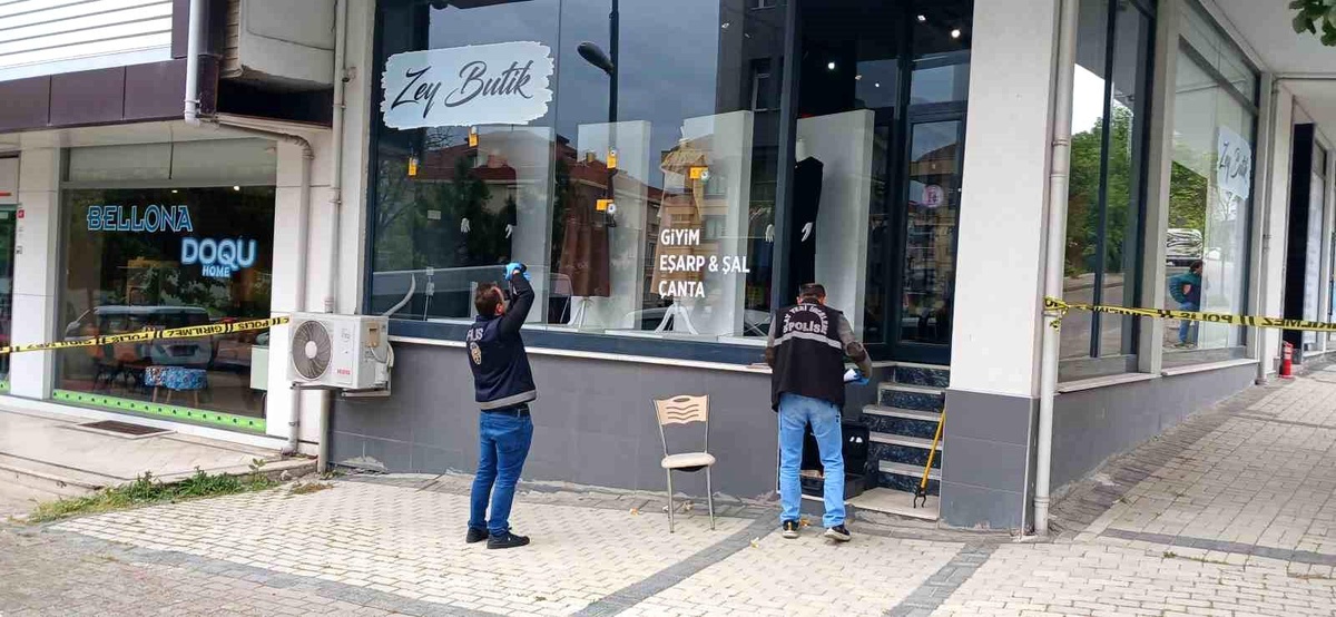 Beylikdüzü\'nde Bir Dükkanın Camına Ateş Açıldı