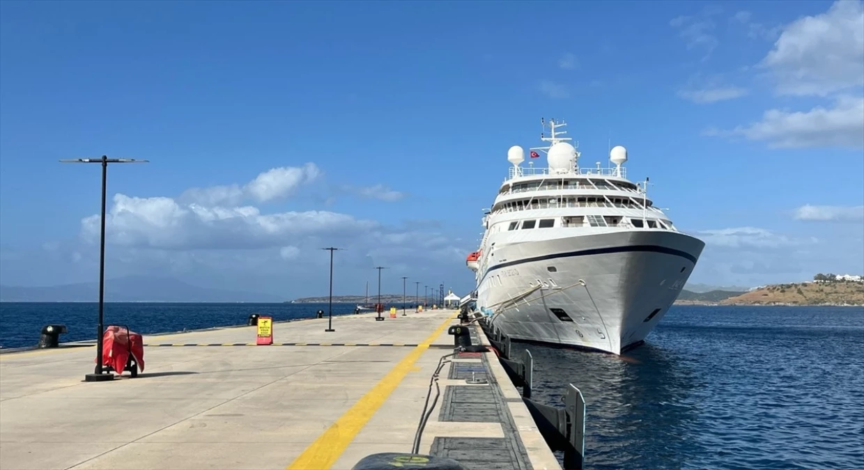 Bahamalar bayraklı kruvaziyer Bodrum\'a geldi