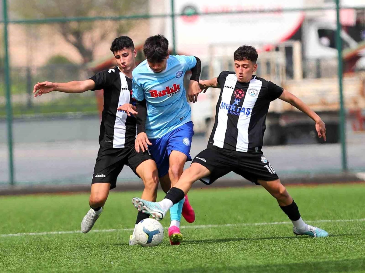 Burhaniye Belediyespor U-18 Futbol Takımı Türkiye Şampiyonası\'na katılma hakkı kazandı