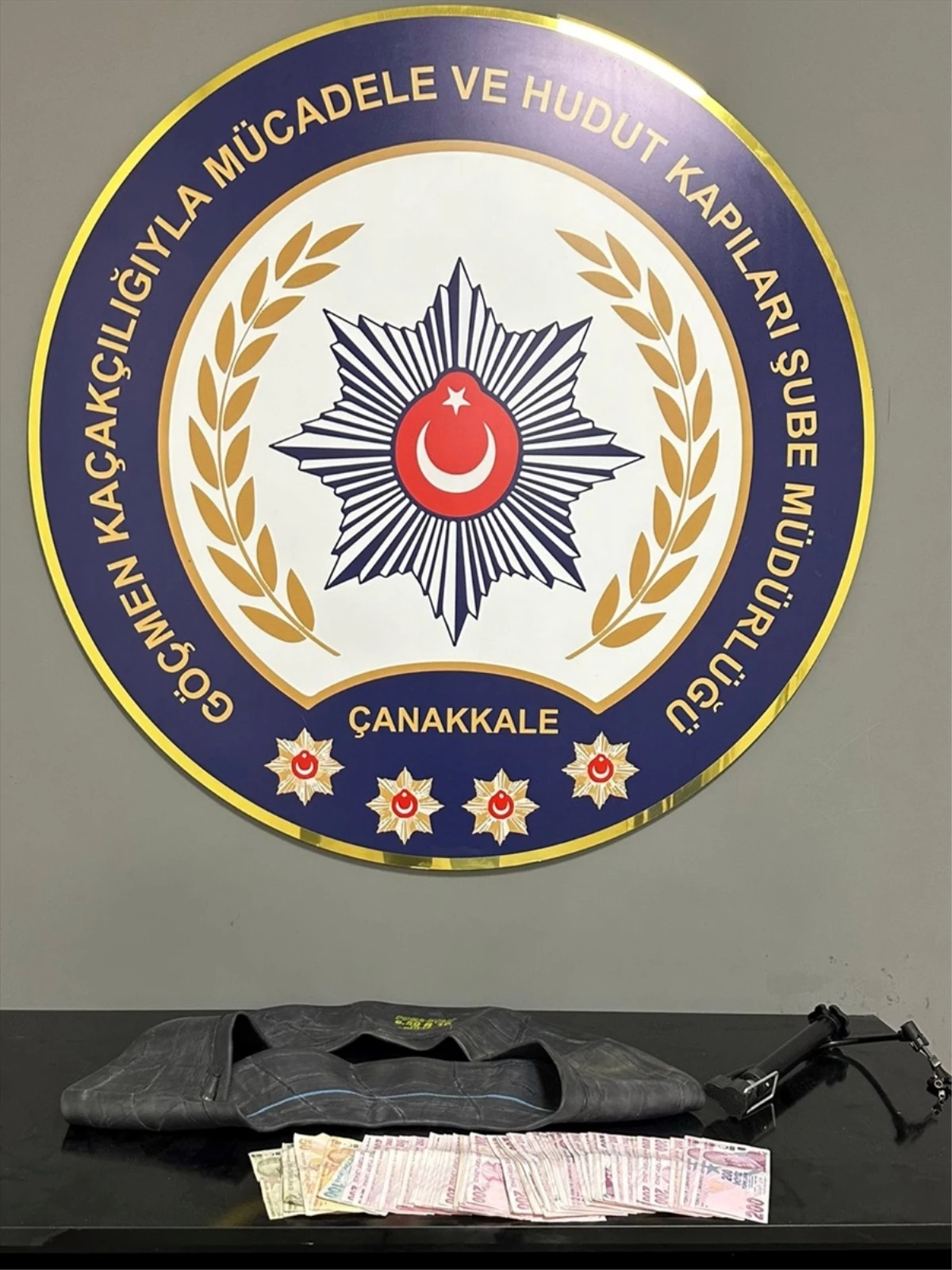 Çanakkale\'de 16 düzensiz göçmen yakalandı, göçmen kaçakçılığı iddiasıyla 2 şüpheli gözaltına alındı