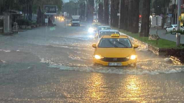 Çanakkale'de Sağanak Yağış Nedeniyle Uyarı ve Trafik Yasağı