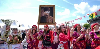 İzmir'in Çeşme ilçesinde düzenlenen Alaçatı Ot Festivali korteji renkli görüntülere sahne oldu