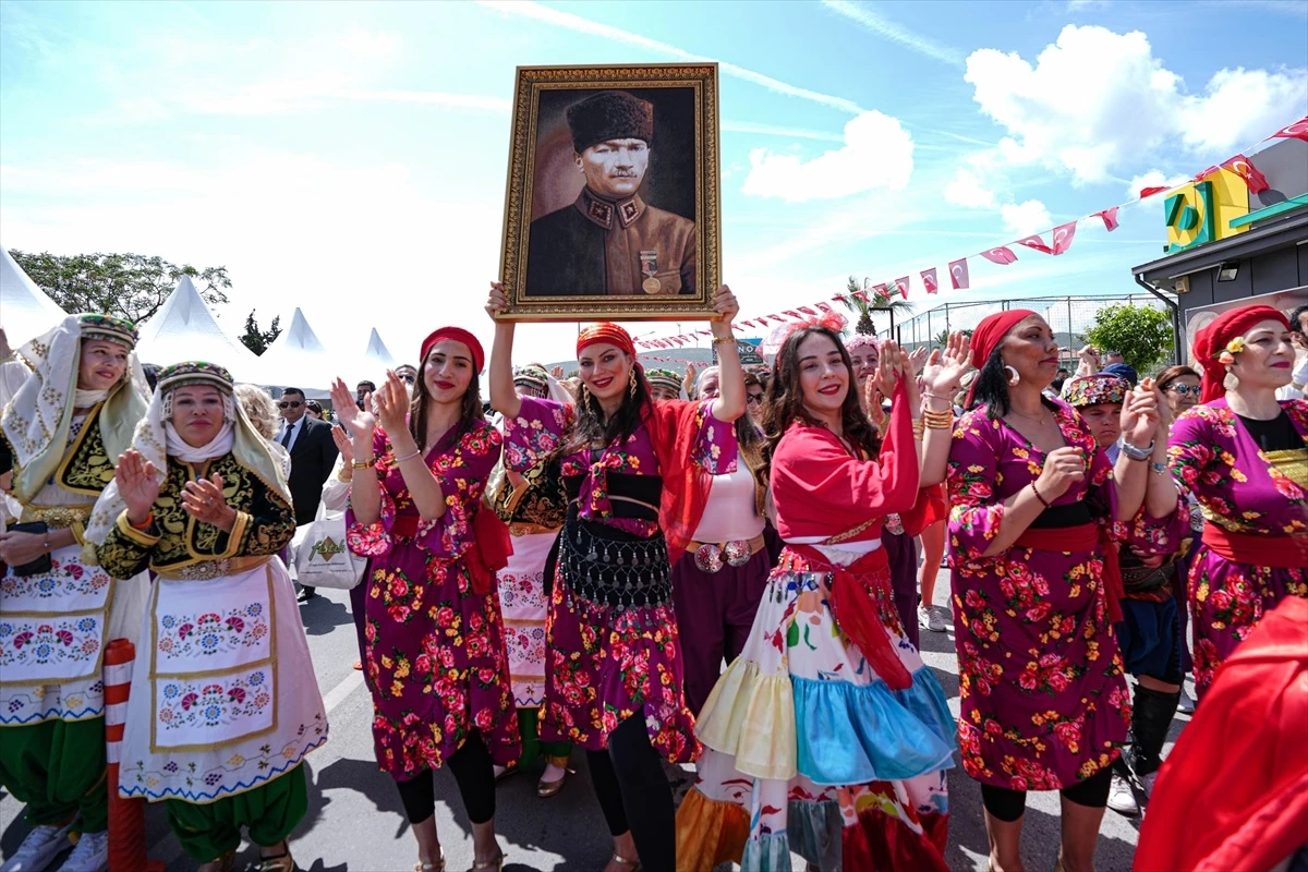İzmir\'in Çeşme ilçesinde düzenlenen Alaçatı Ot Festivali korteji renkli görüntülere sahne oldu