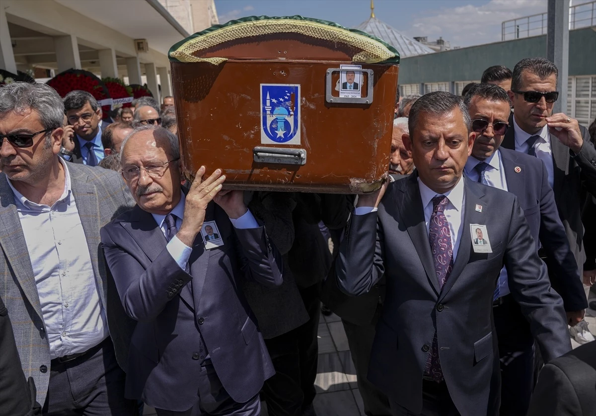 CHP Genel Başkanı Özgür Özel, Mehmet Levent Bayraktar\'ın cenazesine katıldı
