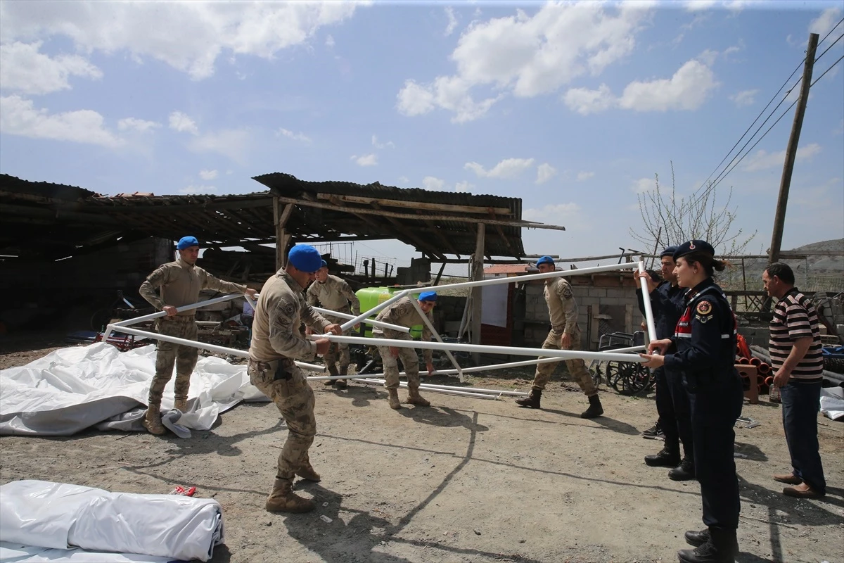 Tokat\'ta depremzedelerin çadırı jandarma komandolar tarafından kuruldu