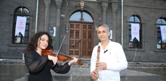 Diyarbakır'da Turizm Haftası etkinliklerinde baba-kız müzik dinletisi