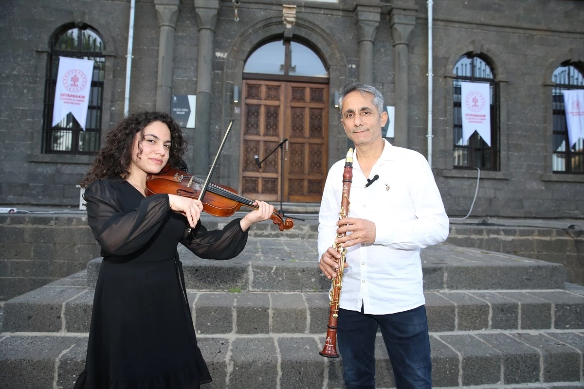 Diyarbakır\'da Turizm Haftası etkinliklerinde baba-kız müzik dinletisi
