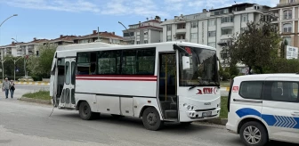Edirne'de kamyon ile minibüs çarpıştı: 1 yolcu yaralandı