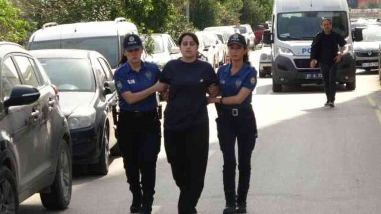 Furkan Nesli Derneği'nde 2 kişiyi bıçaklayan kadından hayrete düşüren sözler: Bana baş kaldıranın başını keserim Furkan Nesli Derneği'nde 2 kişiyi bıçaklayan kadından hayrete düşüren sözler: Bana baş kaldıranın başını keserim