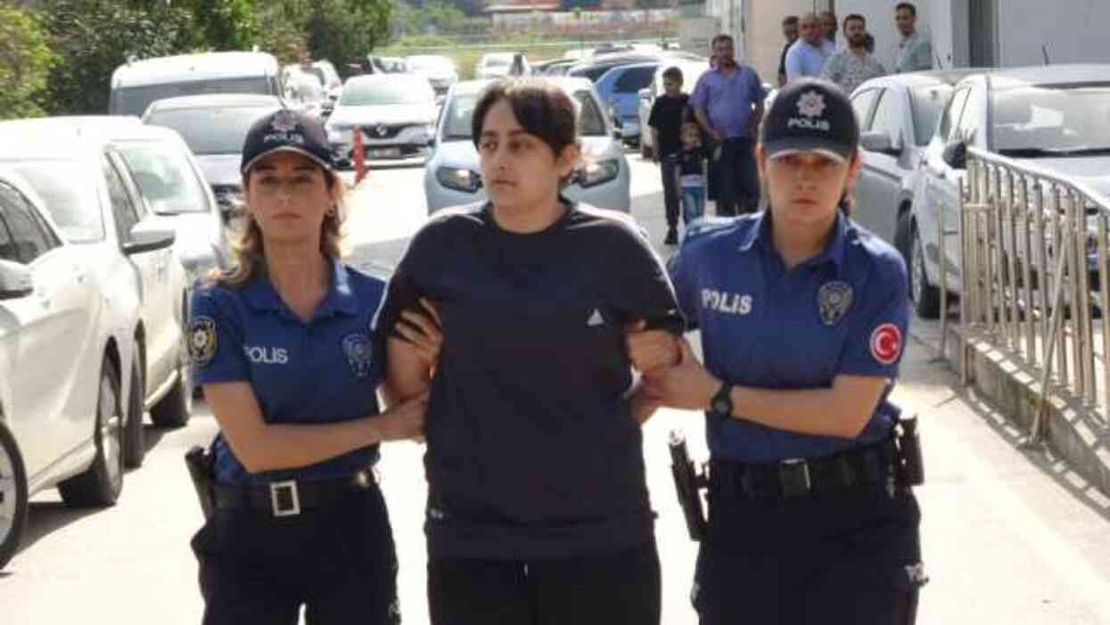 Furkan Nesli Derneği'nde 2 kişiyi bıçaklayan kadından hayrete düşüren sözler: Bana baş kaldıranın başını keserim Furkan Nesli Derneği'nde 2 kişiyi bıçaklayan kadından hayrete düşüren sözler: Bana baş kaldıranın başını keserim