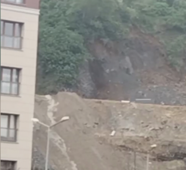 Gaziosmanpaşa'da toprak kayması böyle görüntülendi