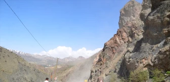 Hakkari'de heyelan sonrası düşme tehlikesi bulunan kayalar dağcılar tarafından düşürülüyor