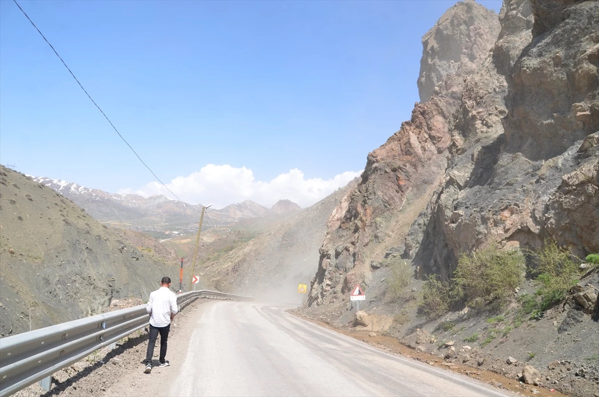 Hakkari\'de heyelan sonrası düşme tehlikesi bulunan kayalar dağcılar tarafından düşürülüyor