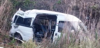 Hatay'ın Kırıkhan ilçesinde minibüs devrildi: 9 yaralı