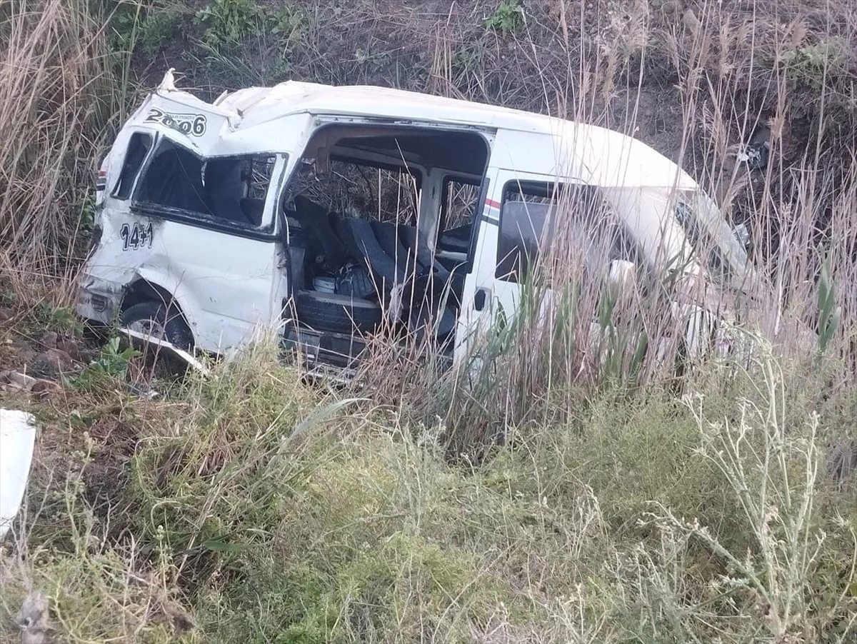 Hatay\'ın Kırıkhan ilçesinde minibüs devrildi: 9 yaralı