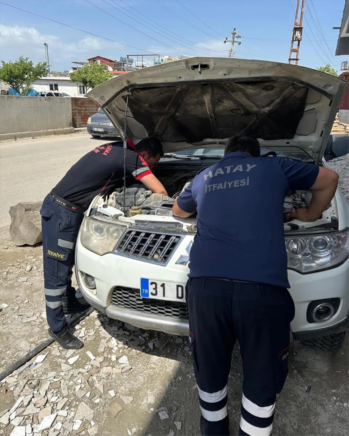 Antakya\'da otomobilin motor bölümüne sıkışan kedi yavrusu kurtarıldı