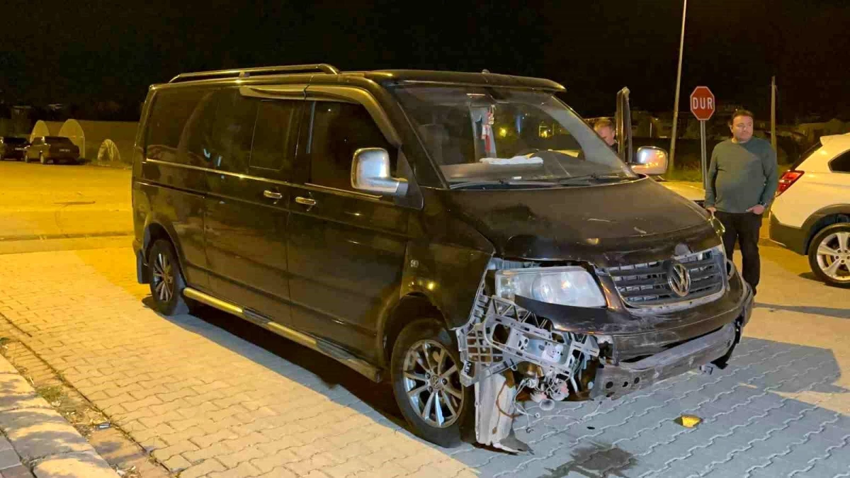 Uşak\'ta Minibüs ile Hafif Ticari Araç Çarpıştı: Karı Koca Yaralandı