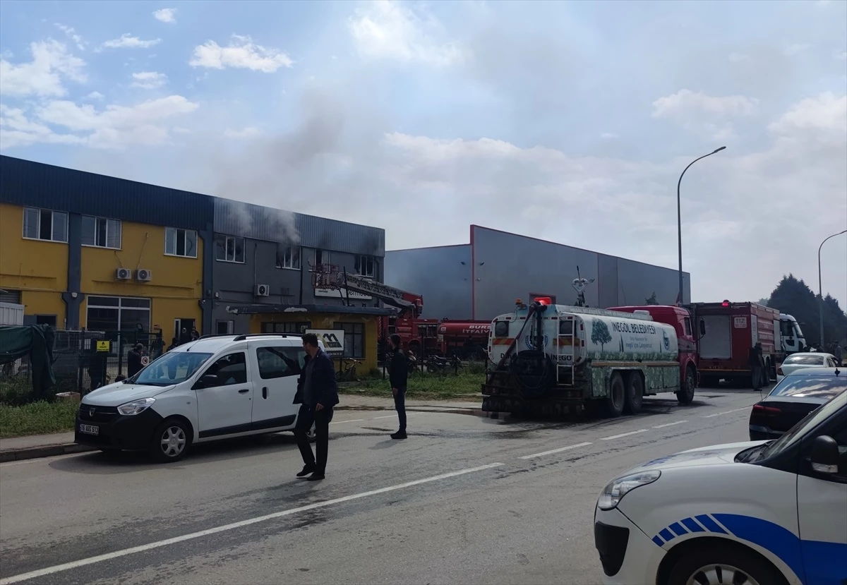 İnegöl\'deki Mobilya Fabrikasında Çıkan Yangın Kontrol Altına Alındı