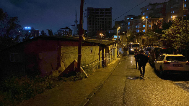 İstanbul Gaziosmanpaşa'da toprak kayması! 14 ev etkilendi, 70 kişi tedbir amaçlı tahliye edildi