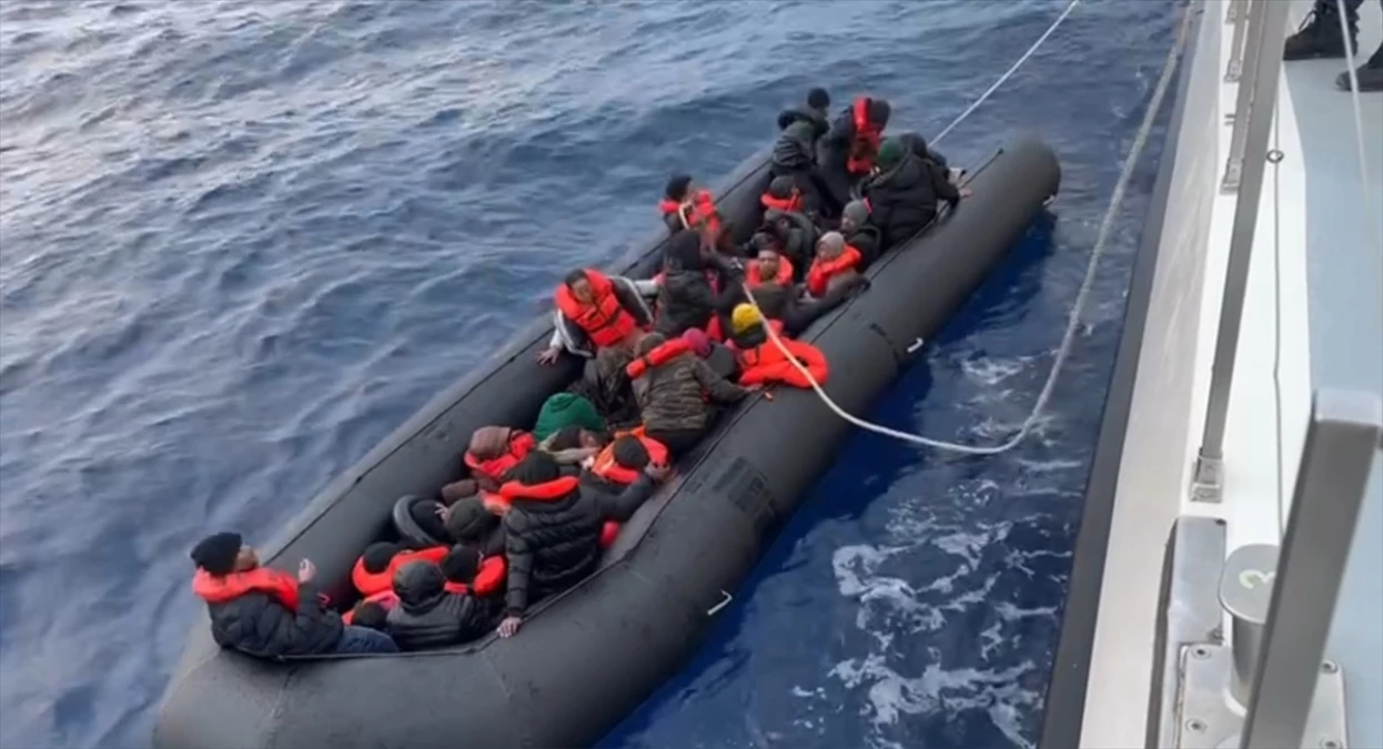 İzmir Karaburun açıklarında 45 düzensiz göçmen yakalandı