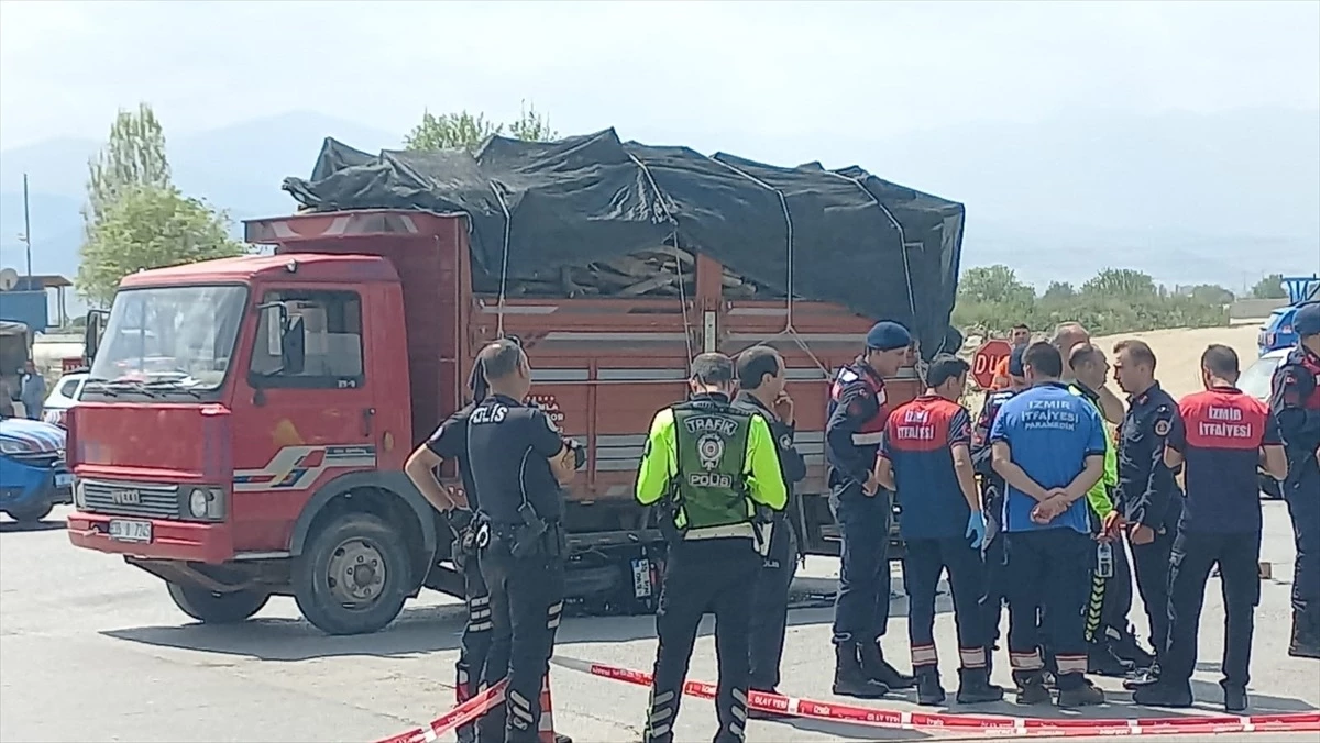 Ödemiş\'te kamyon ile motosiklet çarpıştı: 1 bekçi hayatını kaybetti