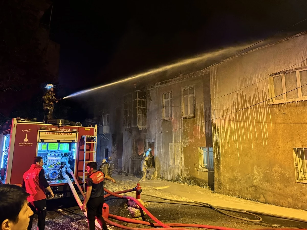 İzmir Konak\'ta çıkan yangın itfaiye ekiplerince söndürüldü