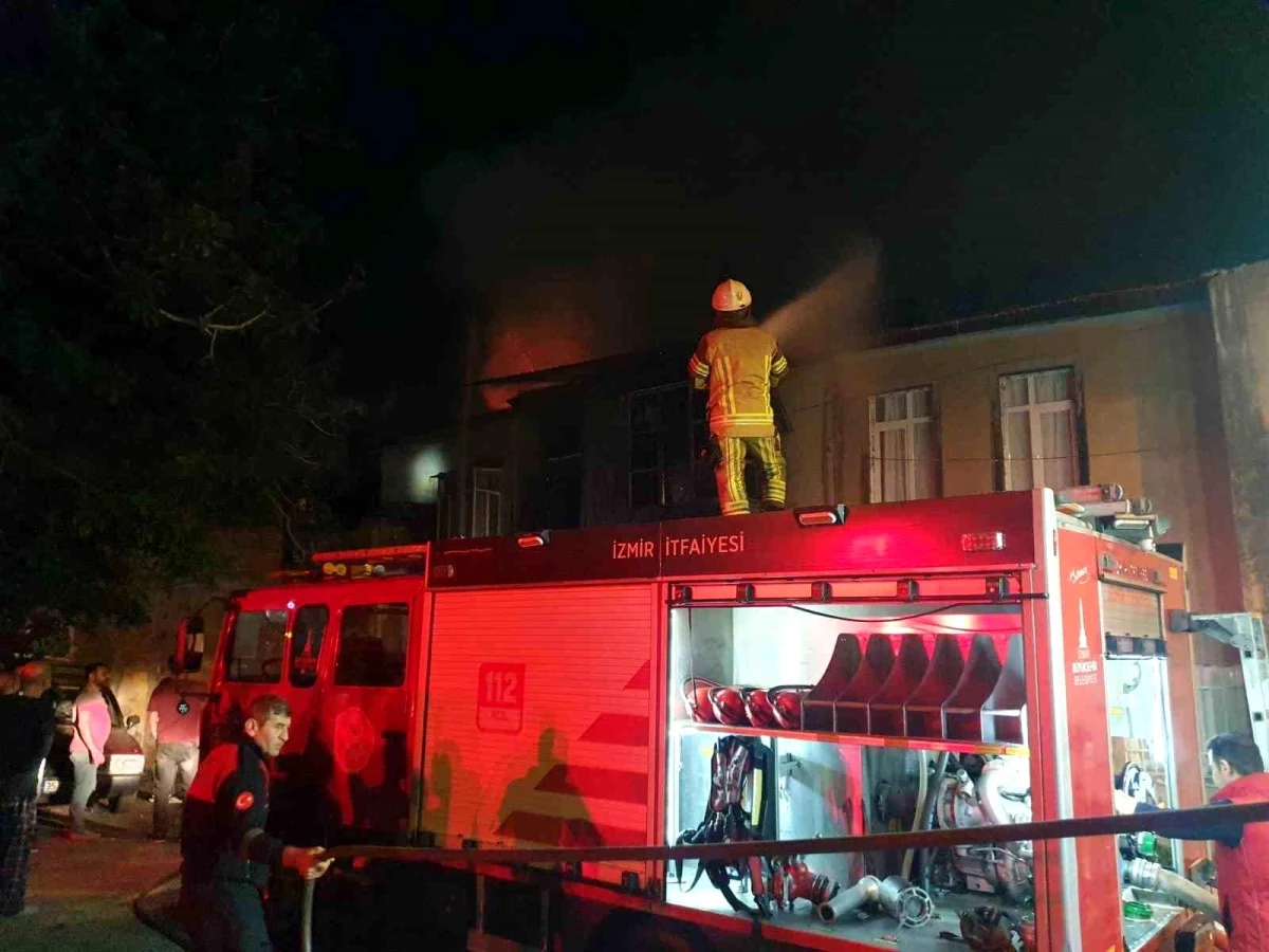 İzmir\'de bir tekstil atölyesinde çıkan yangın bitişik binaya sıçradı