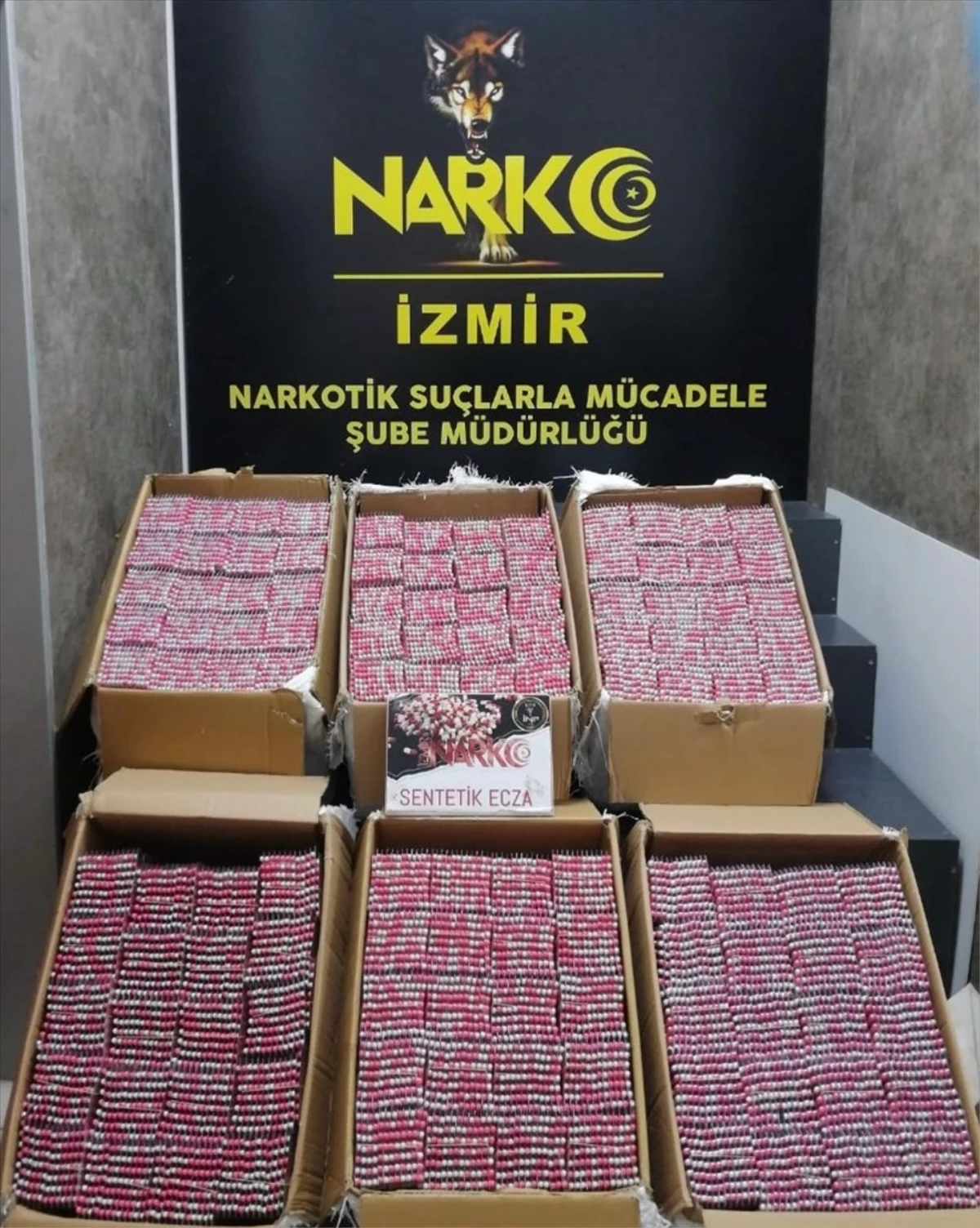 İzmir\'de kargo firmasına operasyon: 120 bin 800 sentetik ecza ele geçirildi