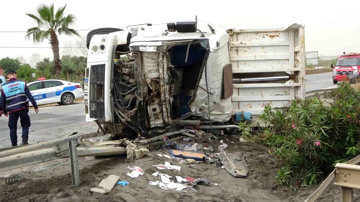 Manavgat\'ta kaza: 2 yaralı, 1 sokak köpeği telef oldu