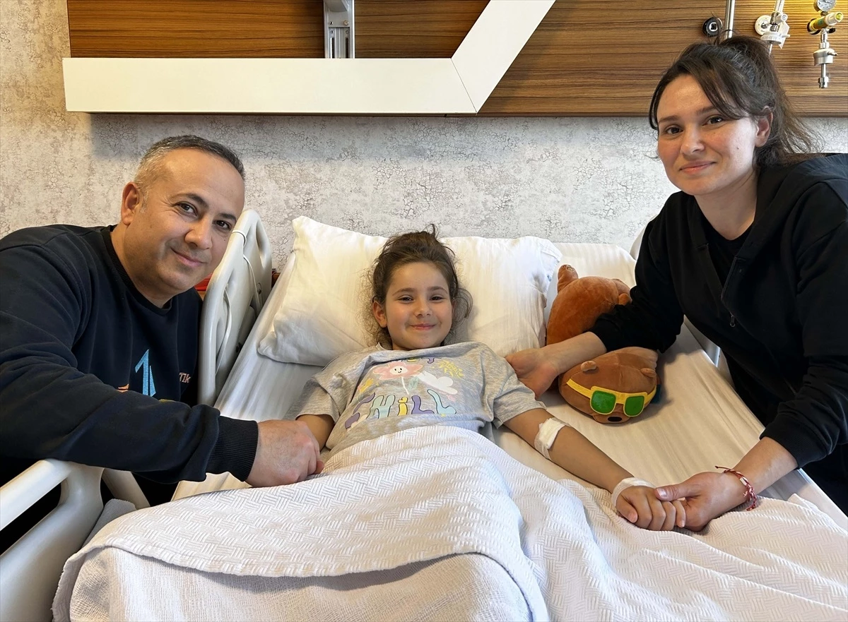 İzmir\'de 8 yaşındaki çocuk, yumurtalık tümörü ameliyatıyla sağlığına kavuştu