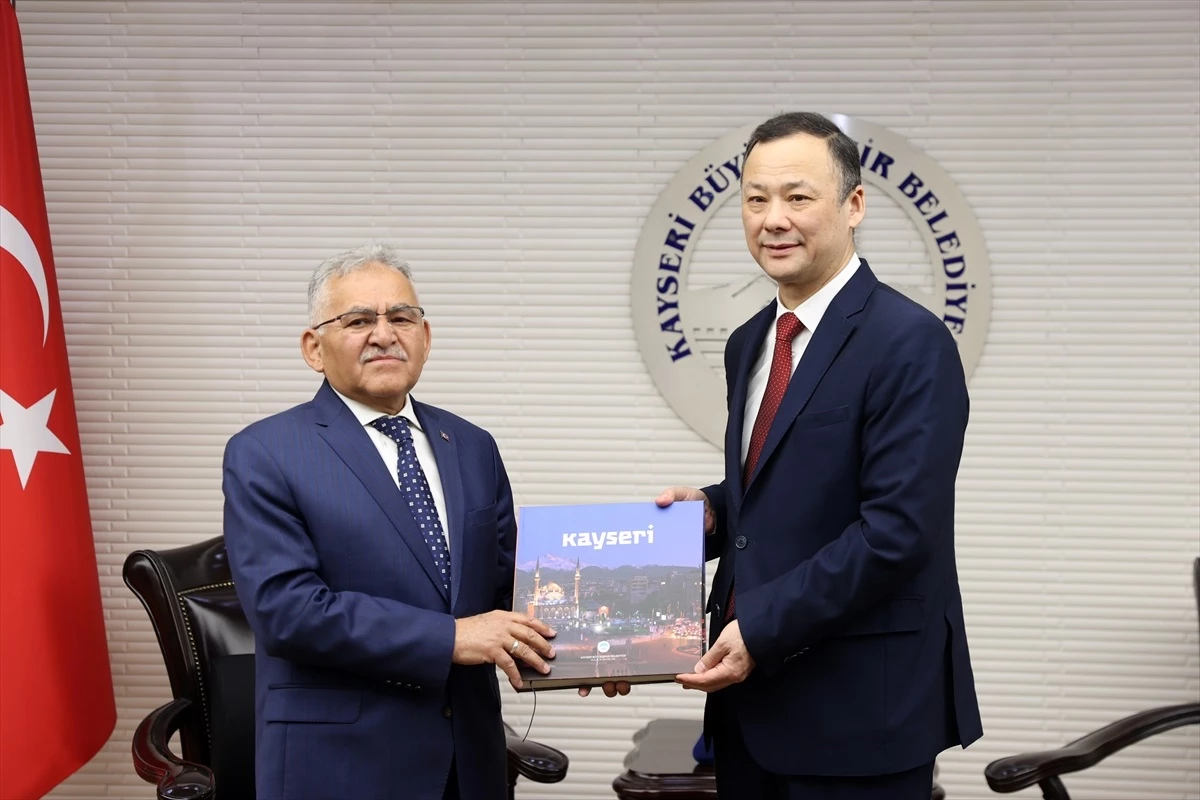 Kırgızistan Büyükelçisi Kayseri Büyükşehir Belediye Başkanı\'nı ziyaret etti
