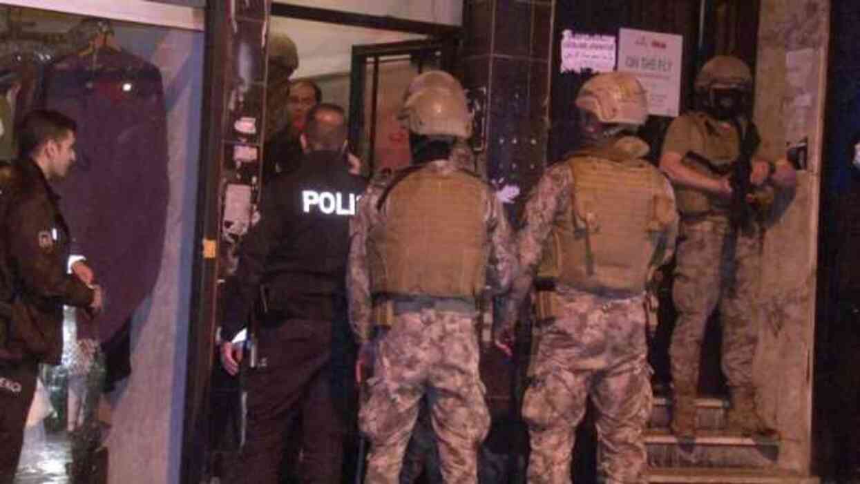 Komşusunun dairesine balyoz ve matkapla saldırıp kapıyı ateşe verdi Komşusunun dairesine balyoz ve matkapla saldırıp kapıyı ateşe verdi