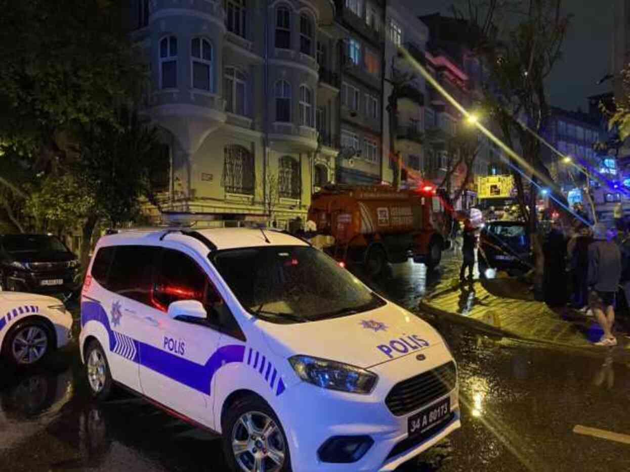 Komşusunun dairesine balyoz ve matkapla saldırıp kapıyı ateşe verdi Komşusunun dairesine balyoz ve matkapla saldırıp kapıyı ateşe verdi