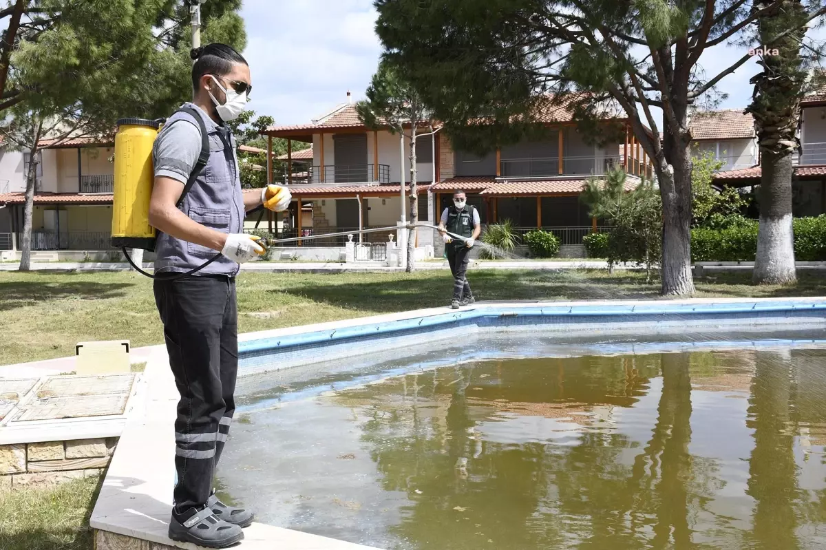 Kuşadası Belediyesi Sinek ve Haşere İlaçlama Çalışmalarını Sürdürüyor