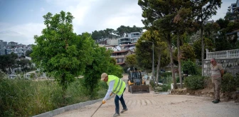 Kuşadası'nda Kadınlar Denizi Mahallesi'nde Yol Yenileme Çalışmaları Devam Ediyor
