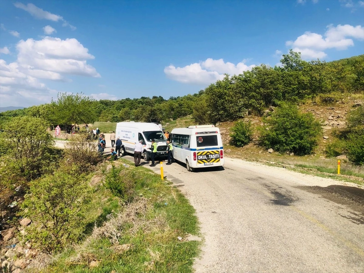 Manisa\'da kamyonet ile minibüs çarpıştı: 9 öğrenci yaralandı